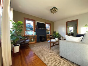 Smart TV, fireplace, books, music library - Sunny, Charming, Historic 2-Level Cottage-Patio/Yard-Blocks To Beaches/Shops-OB (San Diego)