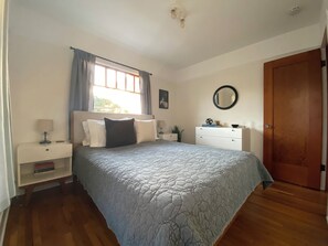 3 quartos, cofres nos quartos, escrivaninha