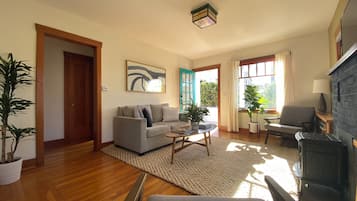 スマートテレビ、暖炉、書庫、ミュージックライブラリ