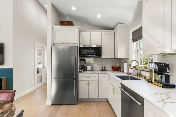 KĂŒhlschrank, Mikrowelle, Ofen, Herdplatte