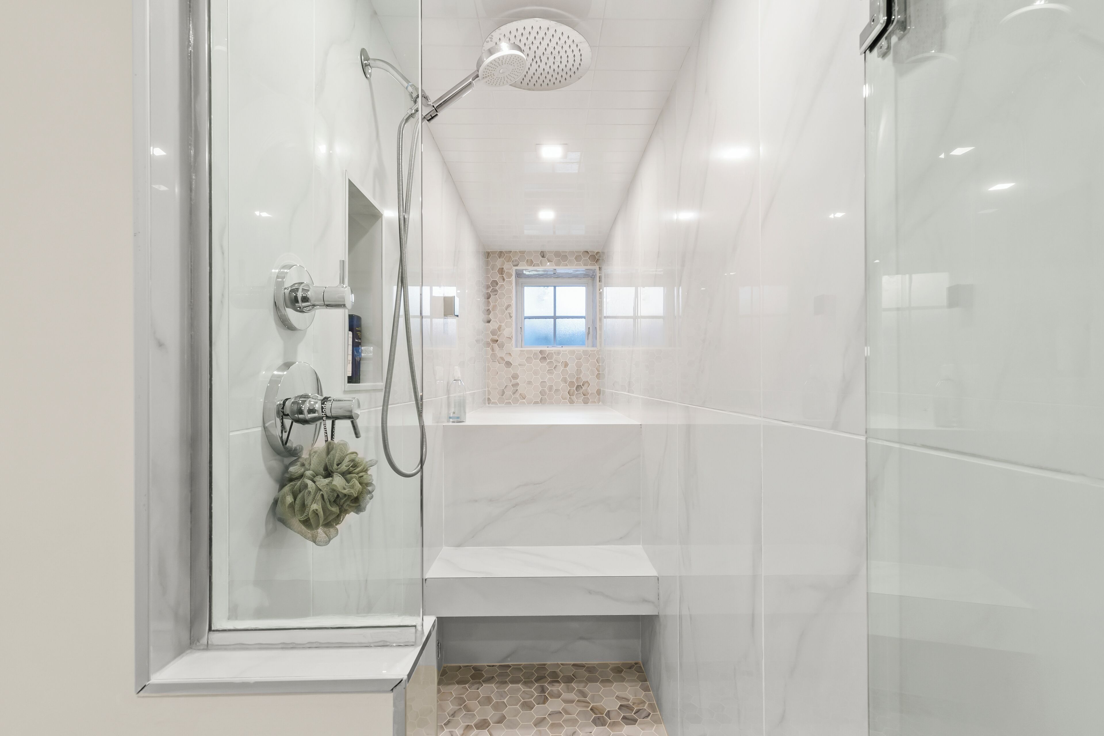 Douche, séchoir à cheveux, serviettes fournies, savon