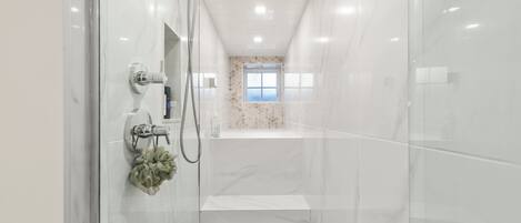 Douche, séchoir à cheveux, serviettes fournies, savon
