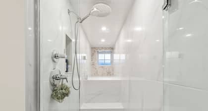Luxe Designer Dream Home - Free Parking - Walk to Beach + Dining + Shopping