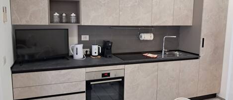 冷蔵庫、オーブン、コンロ、食器洗い機