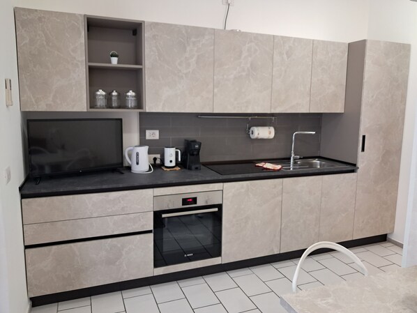 Fridge, oven, stovetop, dishwasher