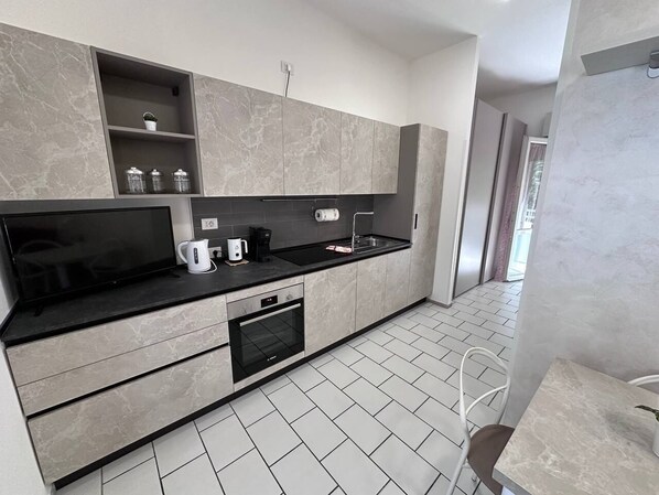 Kühlschrank, Ofen, Herdplatte, Geschirrspüler