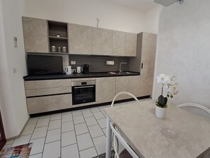 Kühlschrank, Ofen, Herdplatte, Geschirrspüler