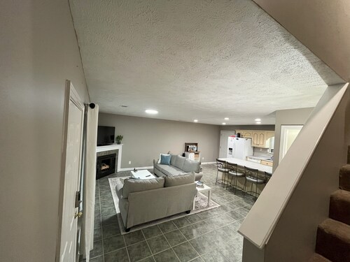 Freshly remodeled 2-bedroom condo with AC, WiFi in charming Oxford. 1.5 mi to UM