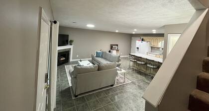 Freshly remodeled 2-bedroom condo with AC, WiFi in charming Oxford. 1.5 mi to UM