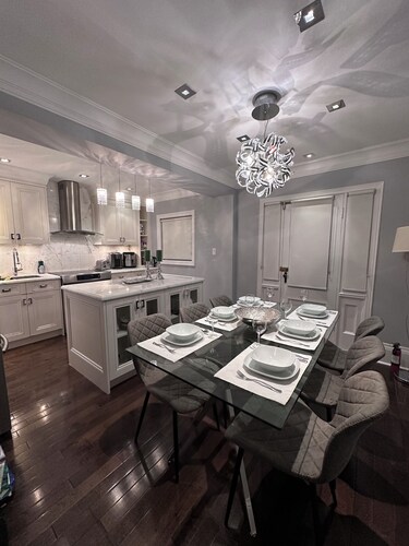 Leaside Rental w/ Backyard& Pool, 3-bedroom house in fantastic Toronto