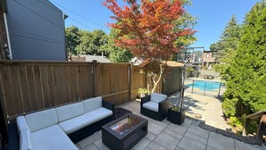 A backyard patio with a sofa, two chairs, and a coffee table. - Leaside Rental w/ Backyard& Pool, 3-bedroom house in fantastic Toronto (Toronto)