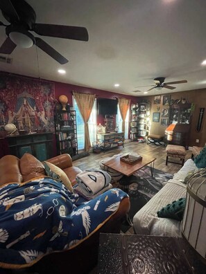 Televisión y oficina 