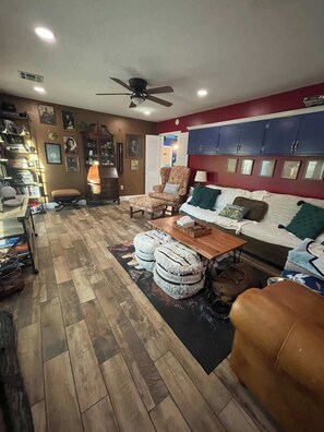 TV, offices - Near LSU Health district 3BR 2BA House, quiet area (Baton Rouge)