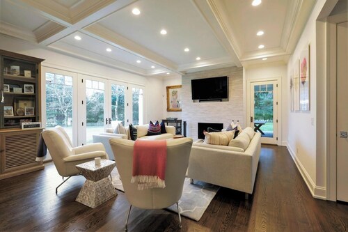 Spacious 5-bedroom house with water views and 2 houses from the bay.