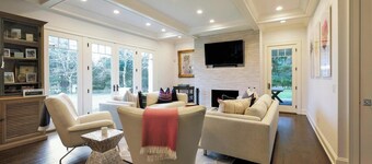Spacious 5-bedroom house with water views and 2 houses from the bay.