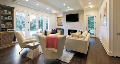 Spacious 5-bedroom house with water views and 2 houses from the bay.