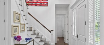 Spacious 5-bedroom house with water views and 2 houses from the bay.