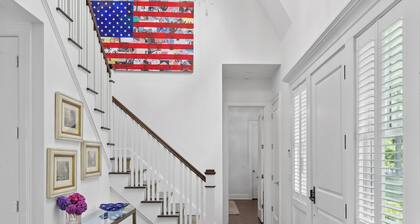 Spacious 5-bedroom house with water views and 2 houses from the bay.