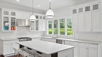 Microondas, horno, parrilla de estufa y lavavajillas