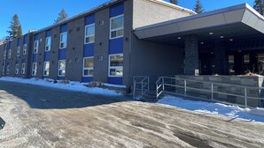 A multi-story building with a flat roof and a covered entrance area. - Sunset Inn Kenora (Kenora)