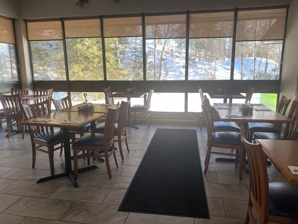 In-room dining - Sunset Inn Kenora (Kenora)