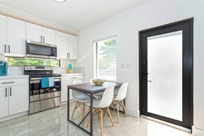 Private kitchen - Tranquil 2-bedroom apartment in Miami with AC, WiFi (Miami)