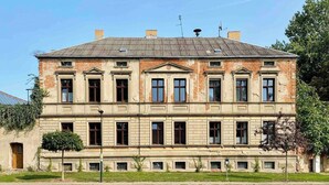 A two-story building with a symmetrical facade, featuring evenly spaced windows and a central entrance. - Spacious manor house apartment near the Saale and Elbe rivers (Calbe (Saale))