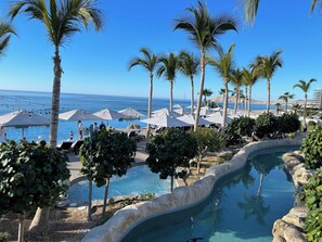 Utendørsbasseng og et oppvarmet basseng