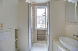 Shower, hair dryer, towels, soap - 2 bedrooms in the heart of St Germain (Paris)