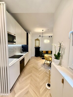 Fridge, microwave, oven, dishwasher - 2 bedrooms in the heart of St Germain (Paris)