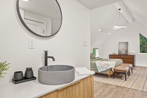 8 bedrooms, desk, iron/ironing board, free WiFi - Great Lodge at Carter Bridge Estate (East Durham)