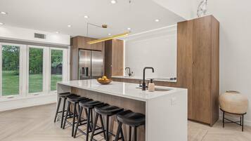 Jääkaappi, mikroaaltouuni, uuni, liesi