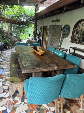 تناول الطعام بالخارج