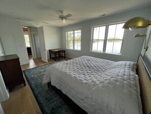 5 bedrooms, desk, iron/ironing board, travel cot - Stunning Chesapeake Waterfront Home (Oxford)