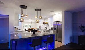 Mikrobølgeovn, ovn, kokeplater og oppvaskmaskin