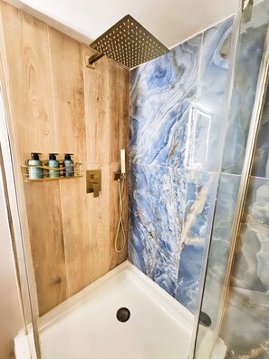 Douche, sèche-cheveux, serviettes fournies, savon