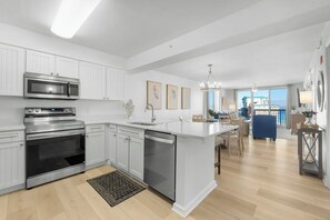 Geladeira, micro-ondas, fogão, cooktop