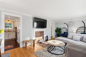 3 bedrooms, WiFi, bed sheets - Coastal Retreat - Sauna, Hot Tub & Swim Spa - Near Beaches and Downtown Portland (Scarborough)