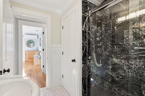 Dusche, umweltfreundliche Kosmetikartikel, Bidet, Handtücher