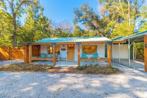 Exterior - Pelican's Nest: by Downtown /Beach /Airport /Base (Pensacola)