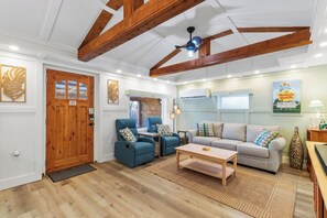 Smart TV, foosball - Pelican's Nest: by Downtown /Beach /Airport /Base (Pensacola)