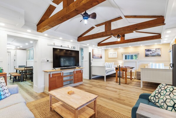 Smart TV, foosball - Pelican's Nest: by Downtown /Beach /Airport /Base (Pensacola)