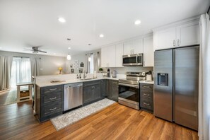 Een koelkast, een microgolfoven, een oven, een kookplaat