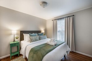 4 slaapkamers, een strijkplank/strijkijzer, reisbedje, gratis wifi