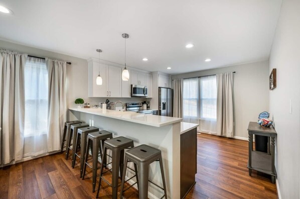 Een koelkast, een microgolfoven, een oven, een kookplaat