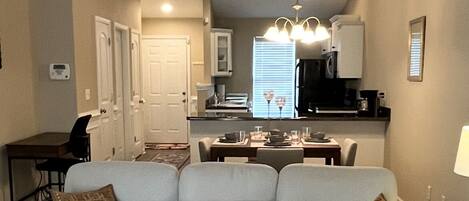 Smart-TV, Kamin, Bücher