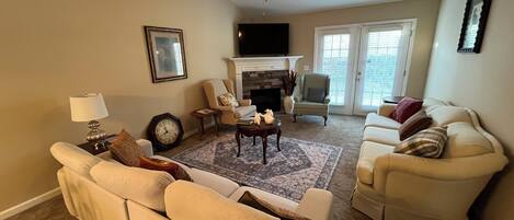 智能电视、壁炉、书