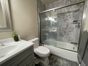 Dusj, hårføner, håndklær og såpe