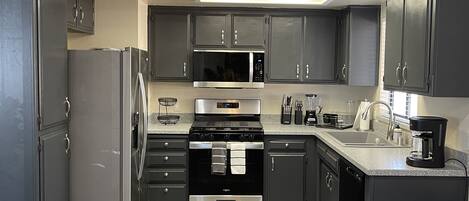 Een koelkast, een magnetron, een oven, een kookplaat