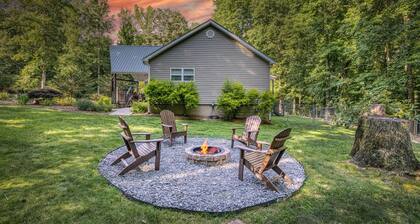 Wooded Seclusion ~ Private Creekside Oasis ~ 3 Dogs Welcome ~ 2 Fenced Acres